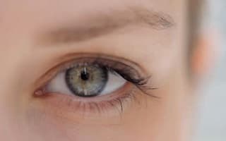 Почему появляются черные точки в глазах и что делать? Лечение в Москве по  доступным ценам