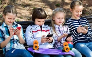 Смартфоны несут угрозу детскому зрению - новости офтальмологии